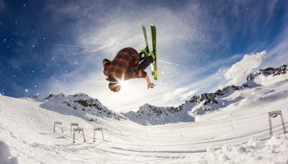 -体育赛事激烈紧张，令人热血澎湃，体育赛事突发事件